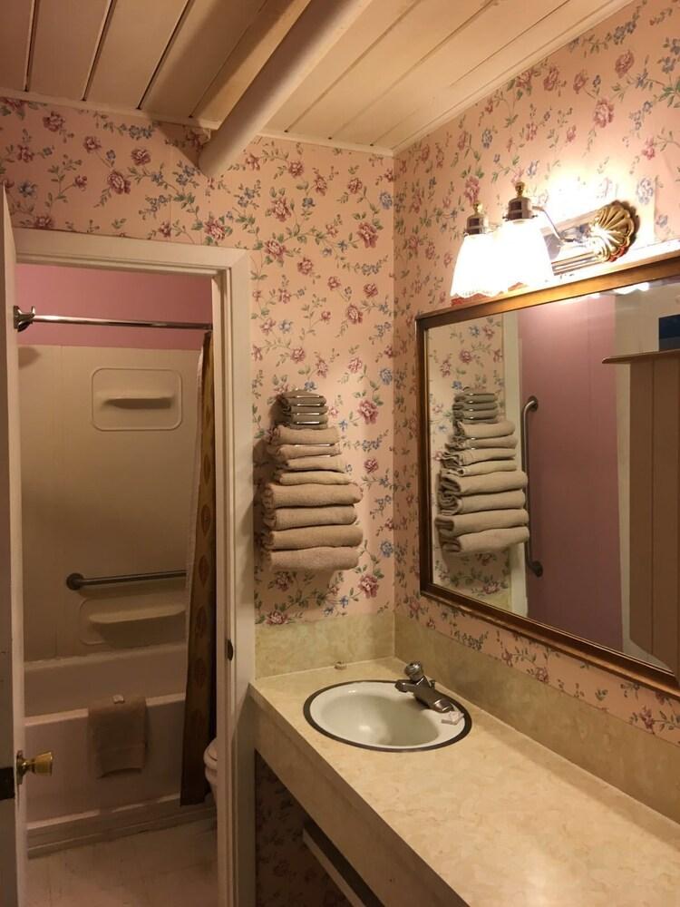 Love Hotels Western Holiday By Oyo At Harlan Lake Ne Alma Esterno foto
