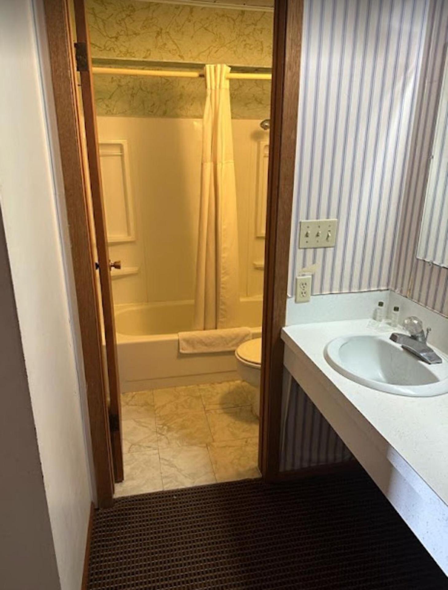 Love Hotels Western Holiday By Oyo At Harlan Lake Ne Alma Esterno foto