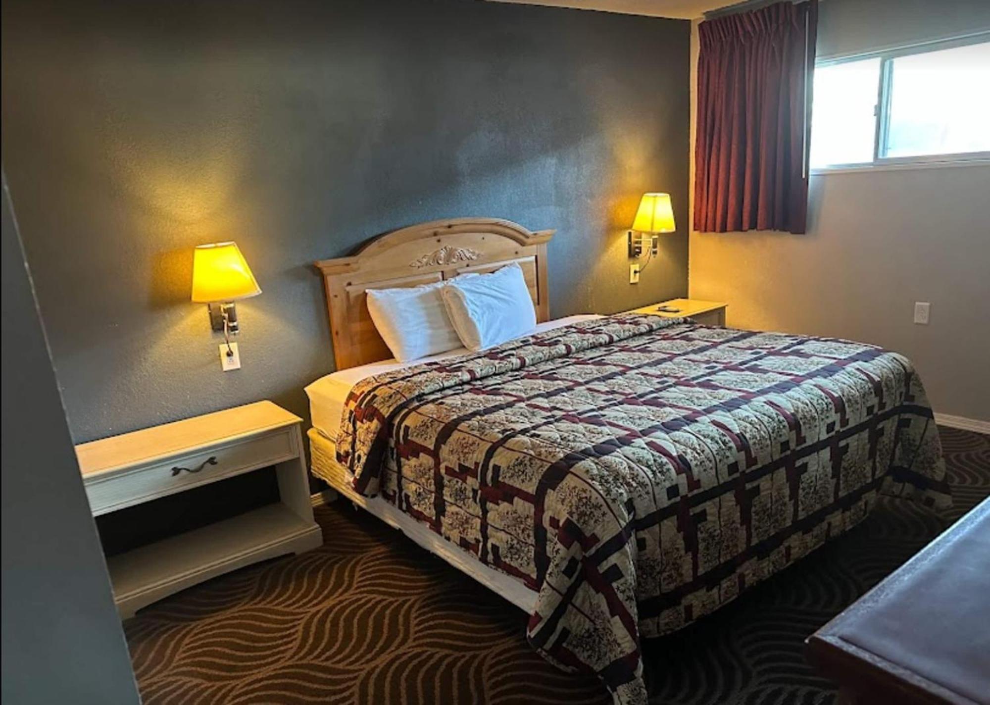 Love Hotels Western Holiday By Oyo At Harlan Lake Ne Alma Esterno foto