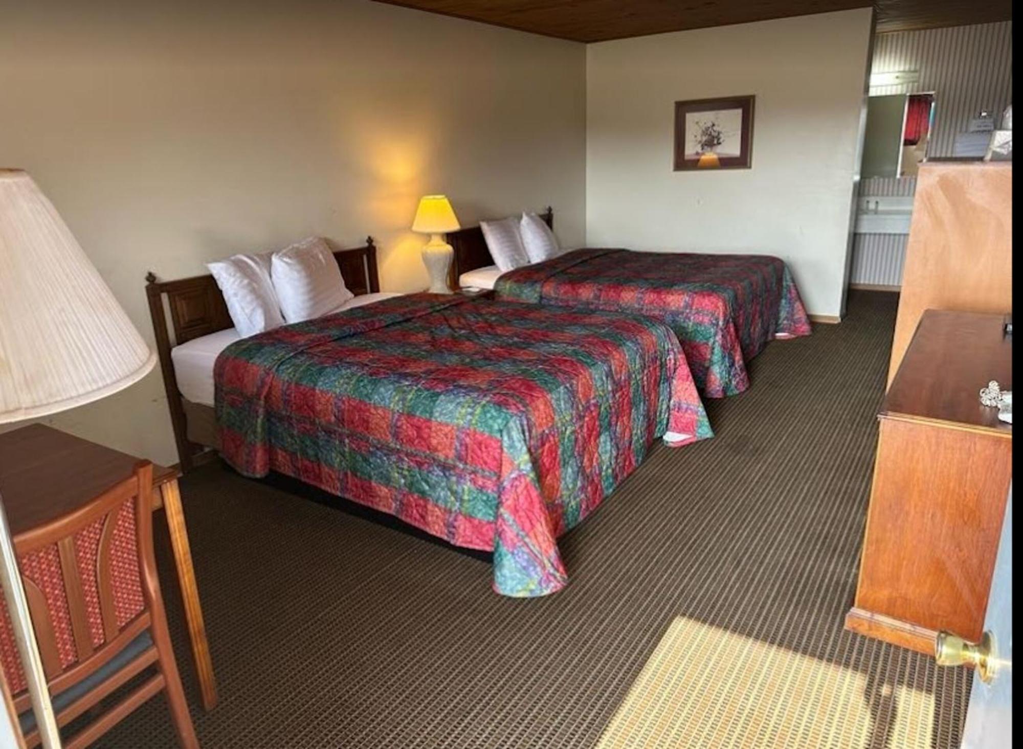 Love Hotels Western Holiday By Oyo At Harlan Lake Ne Alma Esterno foto