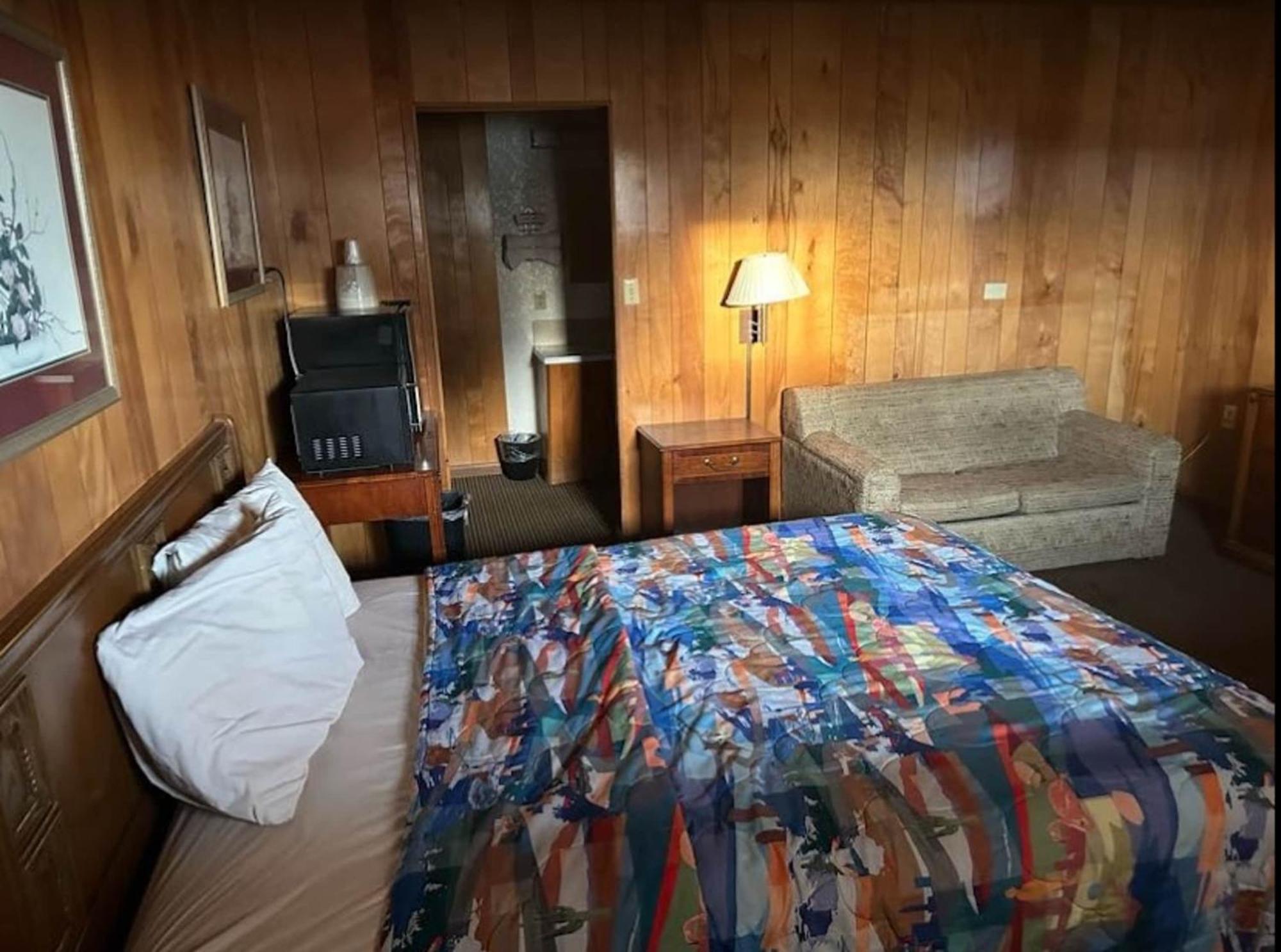 Love Hotels Western Holiday By Oyo At Harlan Lake Ne Alma Esterno foto