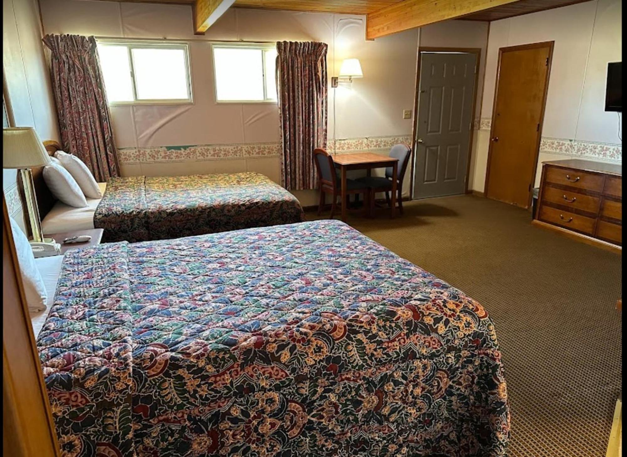Love Hotels Western Holiday By Oyo At Harlan Lake Ne Alma Esterno foto