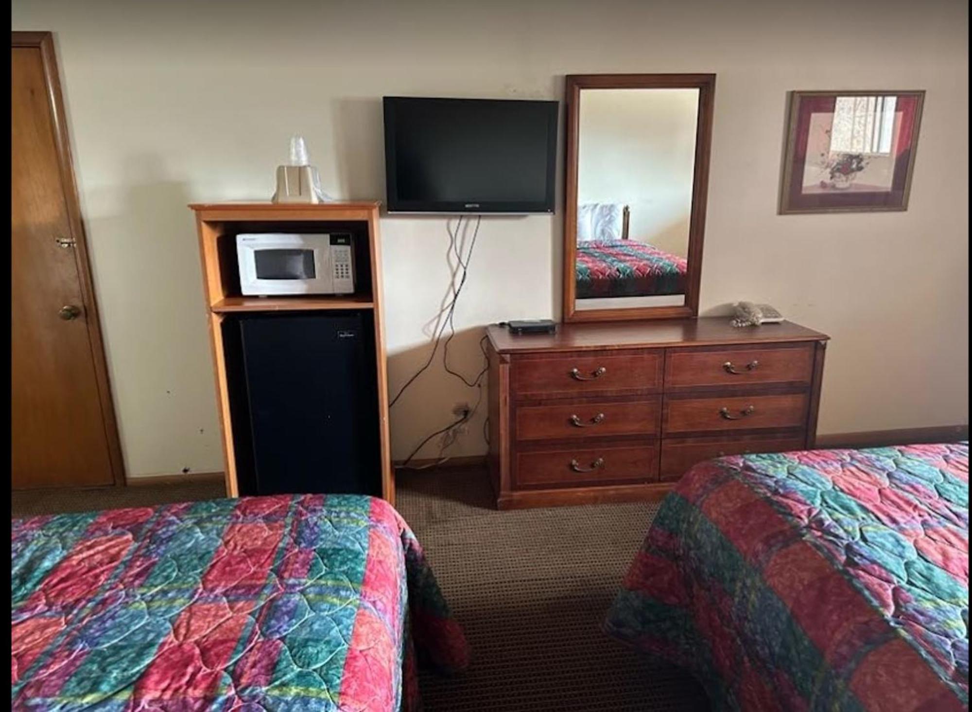 Love Hotels Western Holiday By Oyo At Harlan Lake Ne Alma Esterno foto