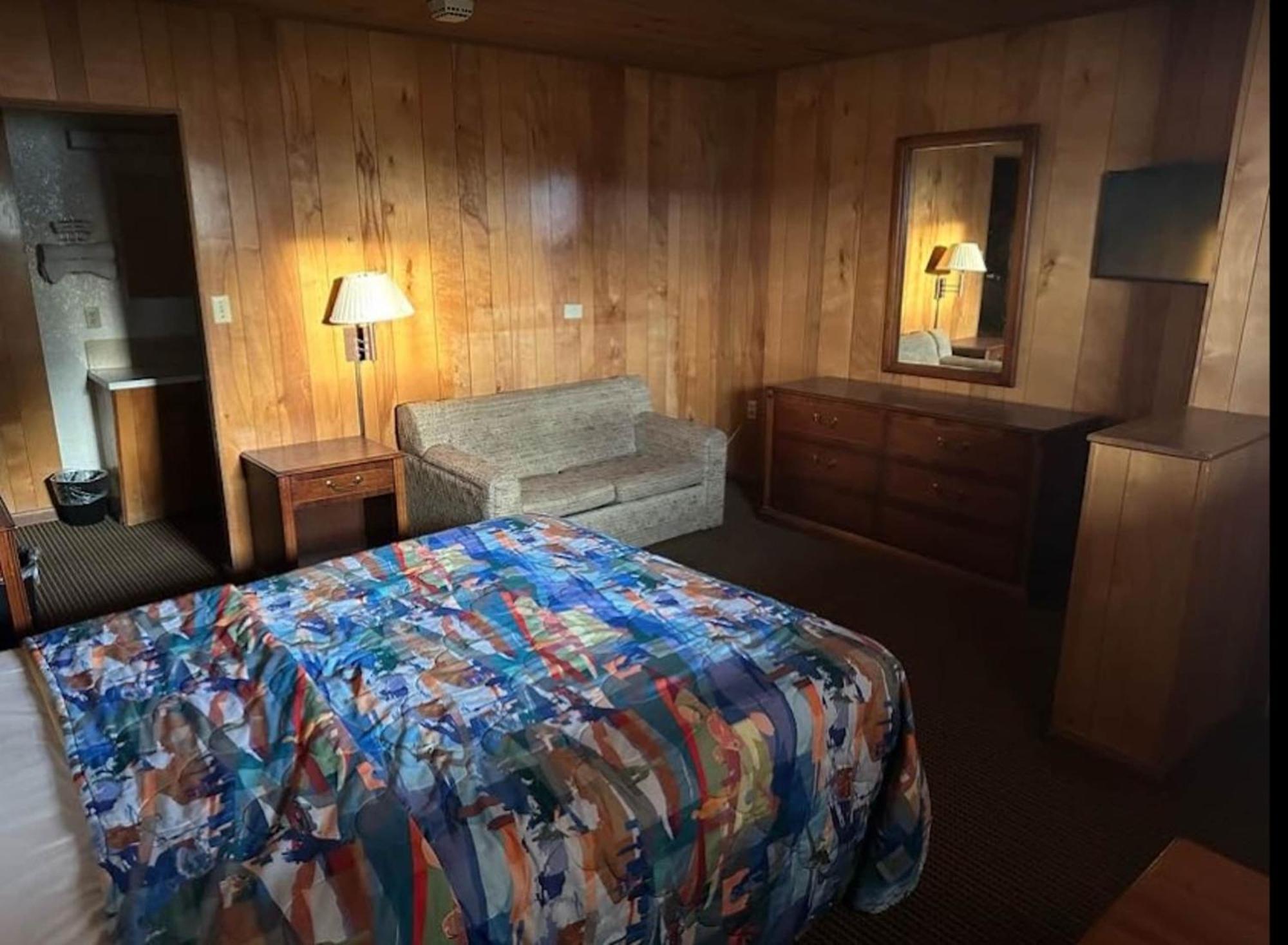 Love Hotels Western Holiday By Oyo At Harlan Lake Ne Alma Esterno foto