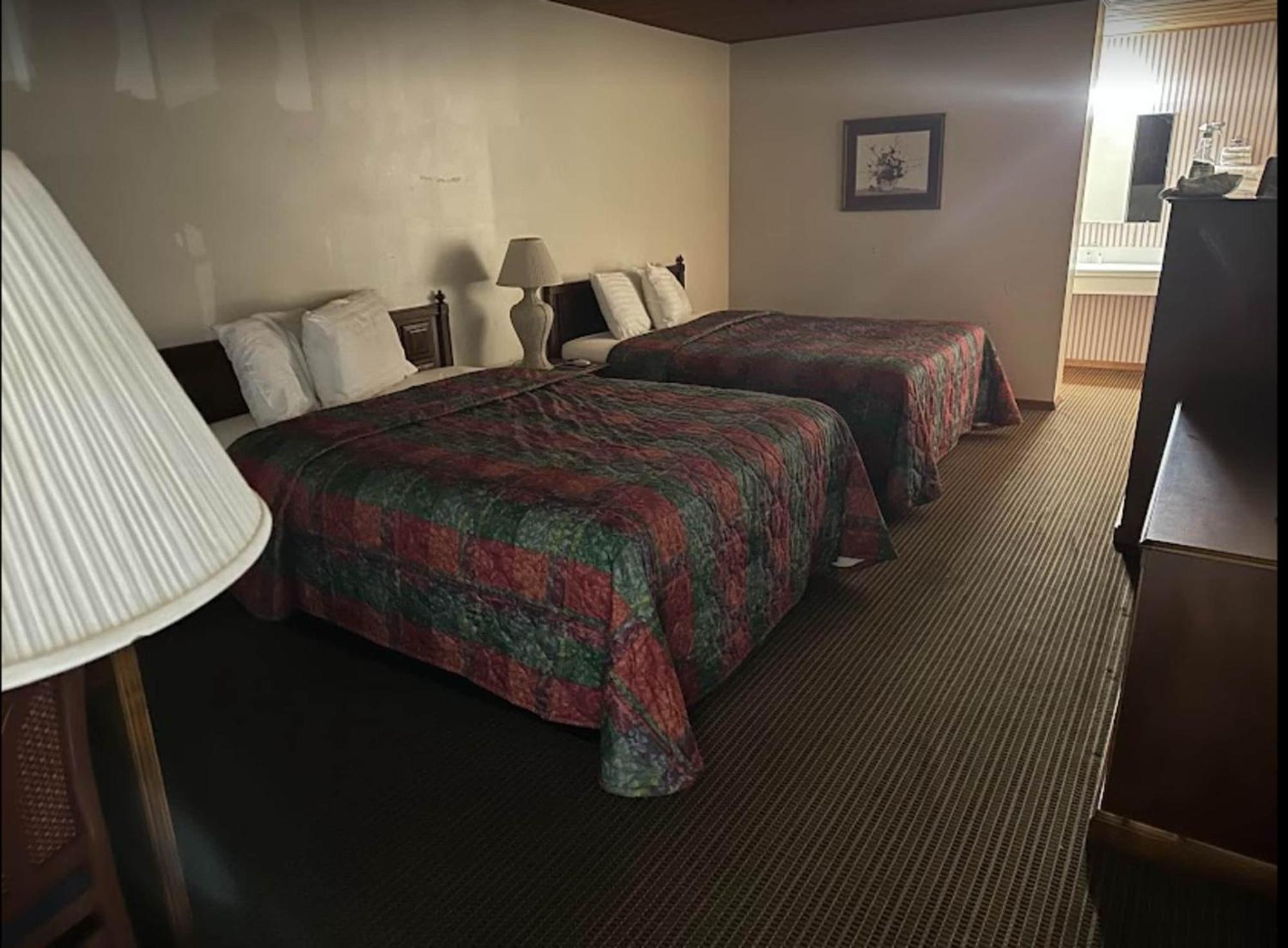 Love Hotels Western Holiday By Oyo At Harlan Lake Ne Alma Esterno foto