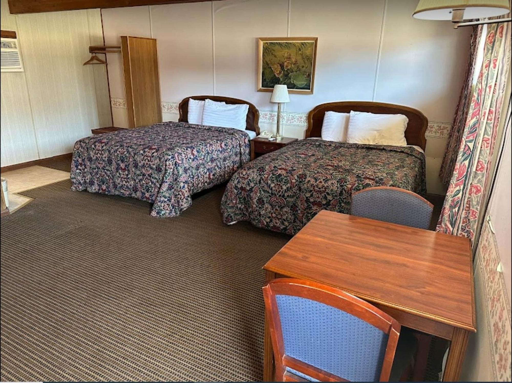 Love Hotels Western Holiday By Oyo At Harlan Lake Ne Alma Esterno foto