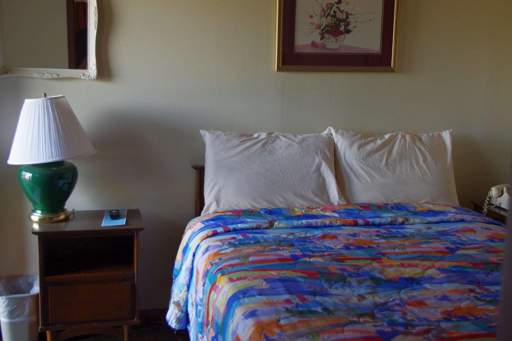 Love Hotels Western Holiday By Oyo At Harlan Lake Ne Alma Esterno foto