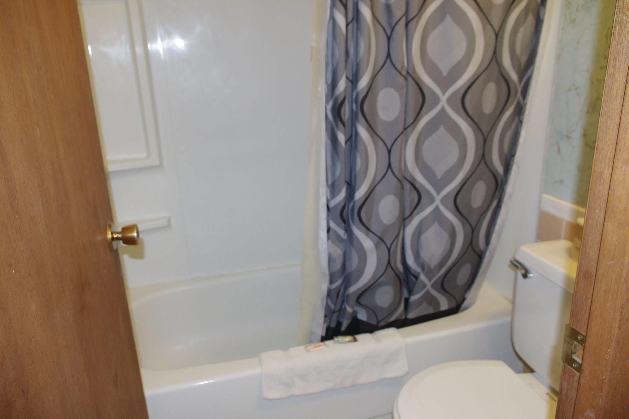 Love Hotels Western Holiday By Oyo At Harlan Lake Ne Alma Esterno foto