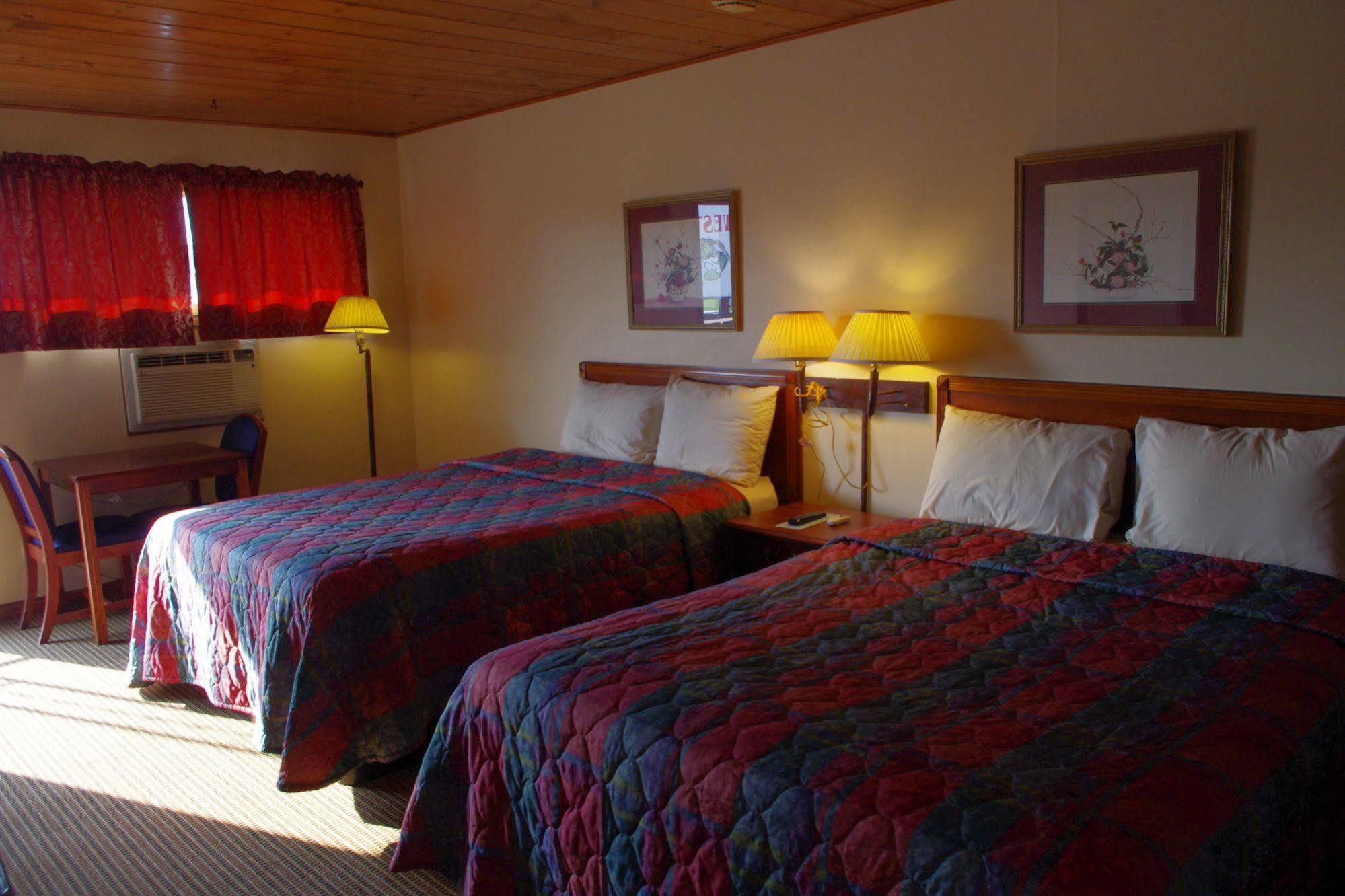 Love Hotels Western Holiday By Oyo At Harlan Lake Ne Alma Esterno foto